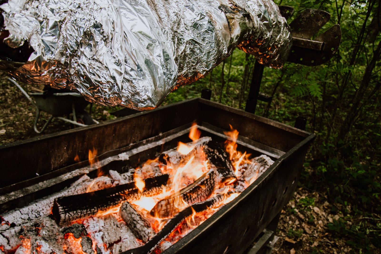 Broche au-dessus des braises — La Flambée