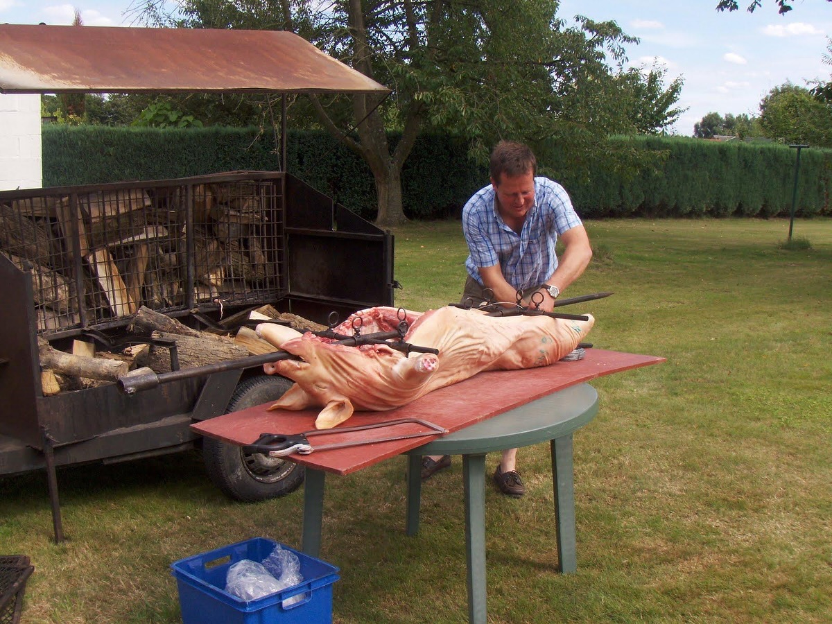 Cochon à la broche, découpe — archives La Flambée